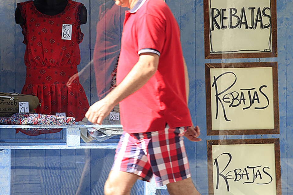 Los carteles anunciando rebajas se generalizarán en los próximos días. / Clara Larrea