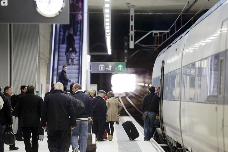 Un grupo de pasajeros se apea del tren en la estación de Logroño. / Ingrid