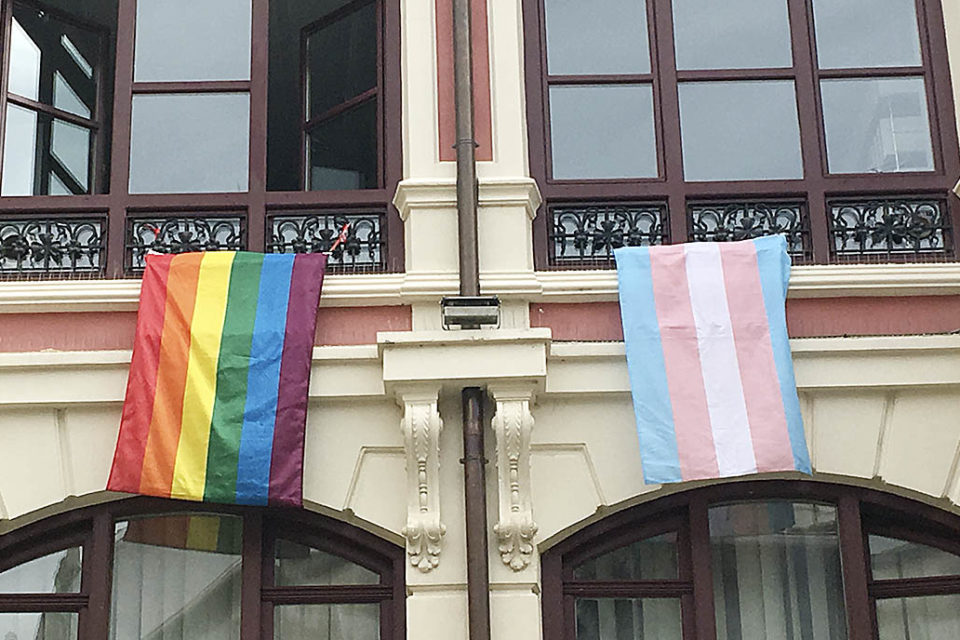 El PSOE despliega en su sede una bandera del orgullo transgénero junto a la del arcoíris. / NR