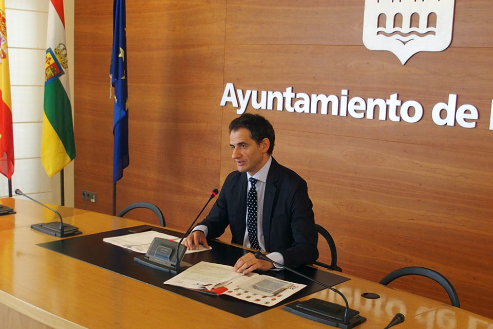 Miguel Sáinz detalla en rueda de prensa los asuntos acordados en Junta de Gobierno. / NR