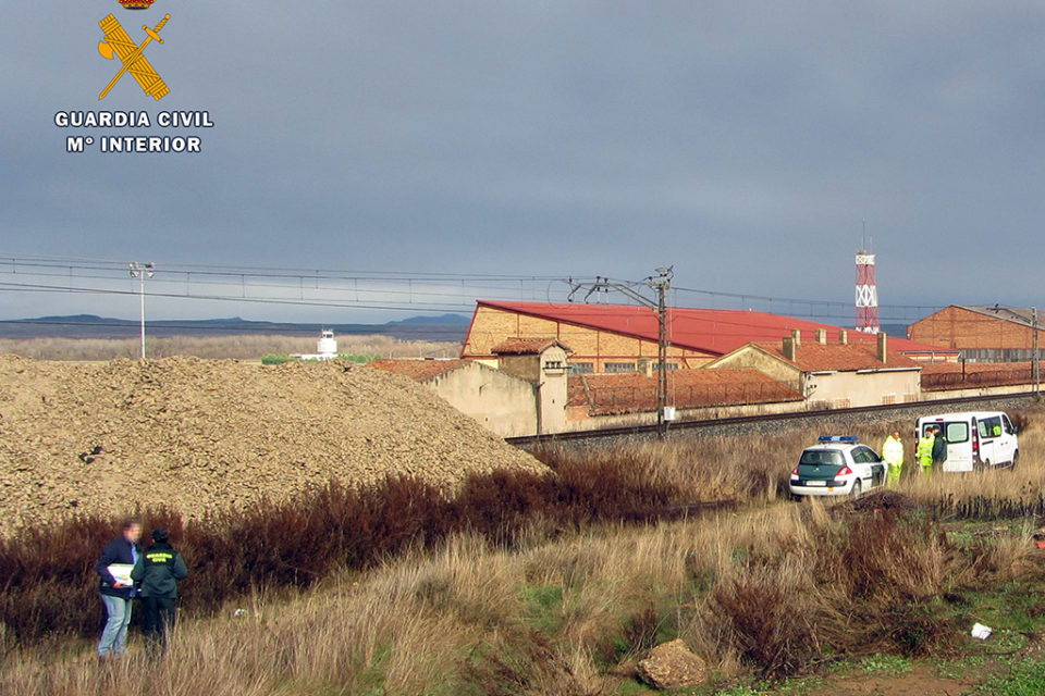 La Guardia Civil investiga en el lugar en que fue hallado el cadáver. / Guardia Civil