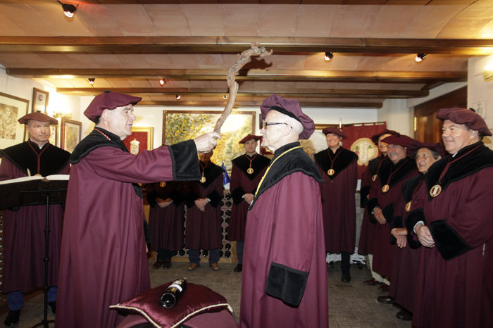 El Nobel Kydland investido cofrade de mérito de la Cofradía del Vino de Rioja