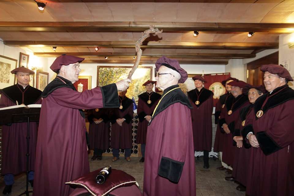 Kydland es investido cofrade por la Cofradía del Vino. / Ingrid