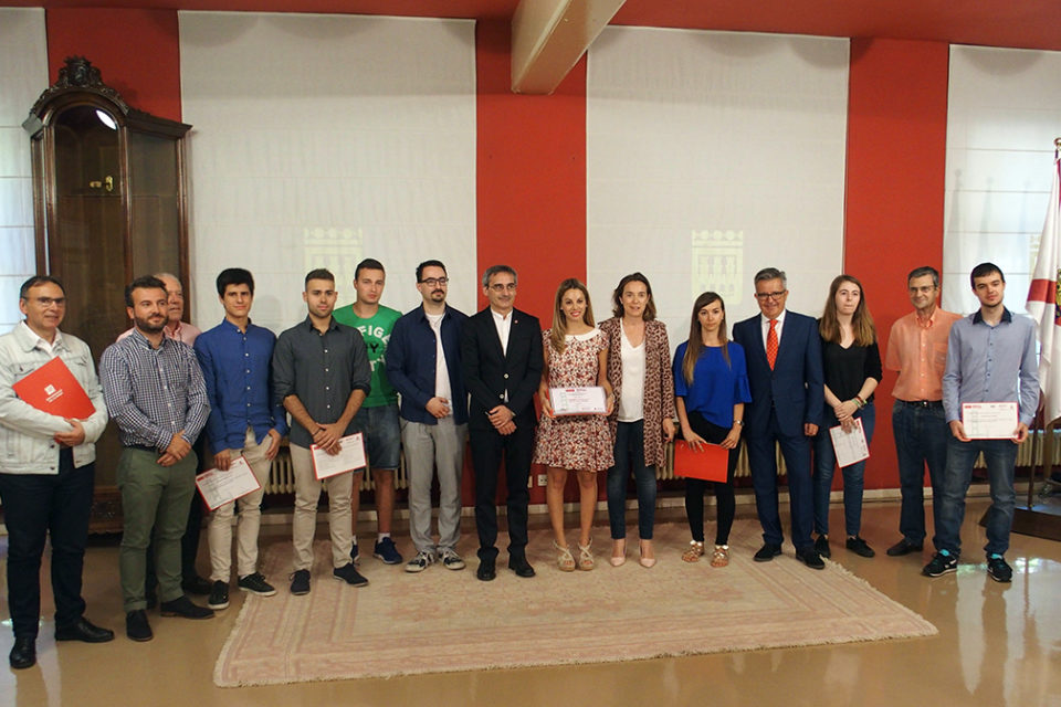 Los jóvenes emprendedores del Programa YUZZ han recibido los premios en el Ayuntamiento. / NR