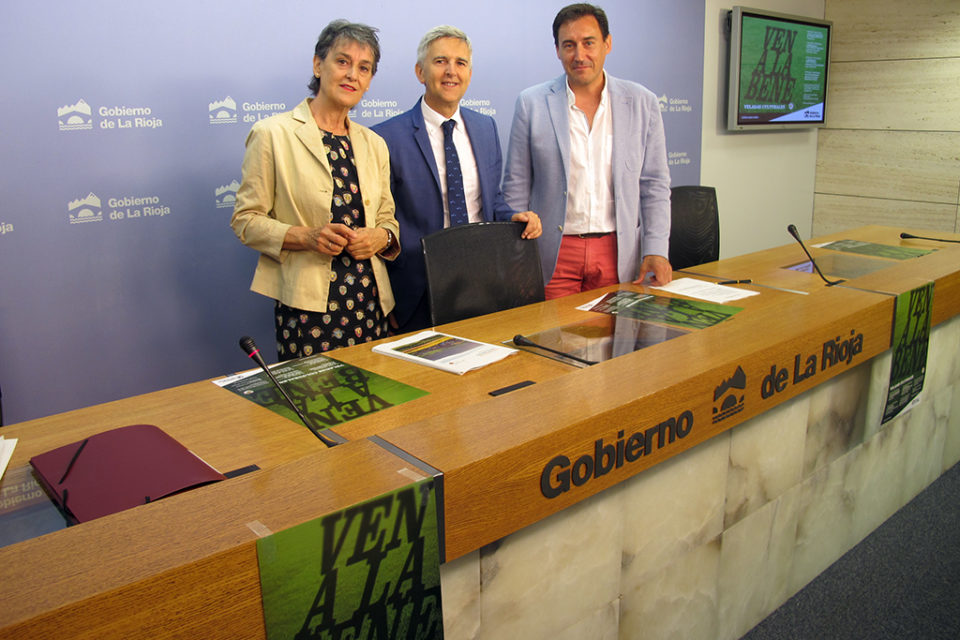 El director general de Cultura, en el centro de la imagen, ha presentado el programa de actividades. / NR