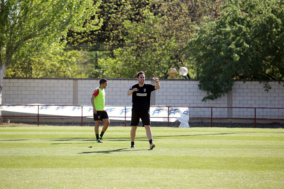 Pineda acompañará a Sergio Rodríguez en el primer equipo. Valdovinos, segundo esta temporada, seguirá como directivo. / CLARA LARREA