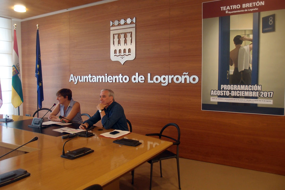 Pilar Montes y Jorge Quirante presentan en rueda de prensa la programación del teatro. / NR