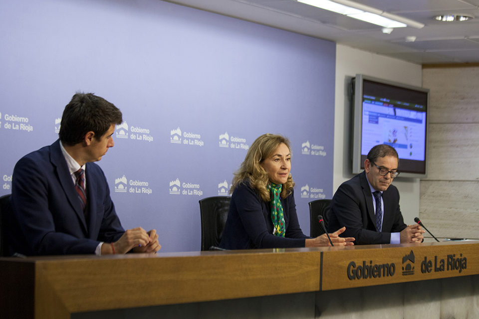 La consejera de Salud presenta el visor de lista de espera. / NR