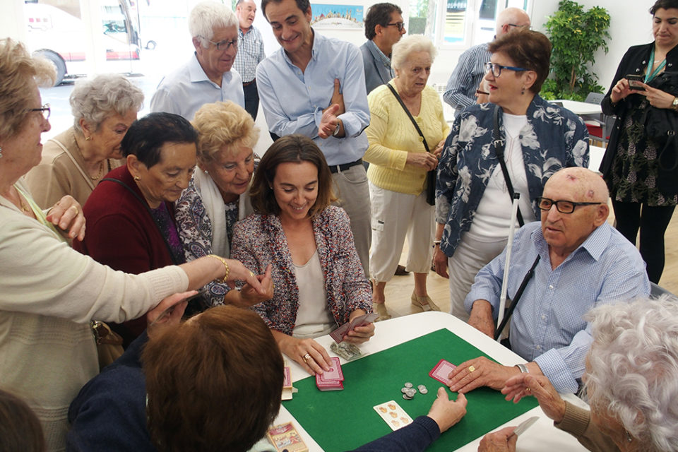La alcaldesa juega la partida en el nuevo centro de mayores. / NR