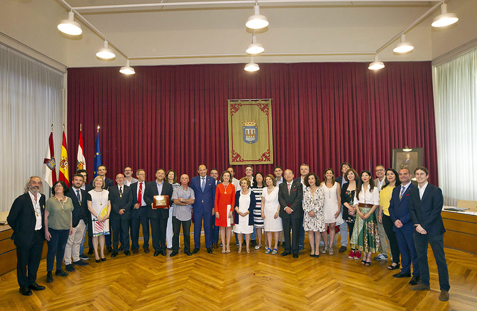 Los homenajeados, con los miembros de la Corporación. /NR