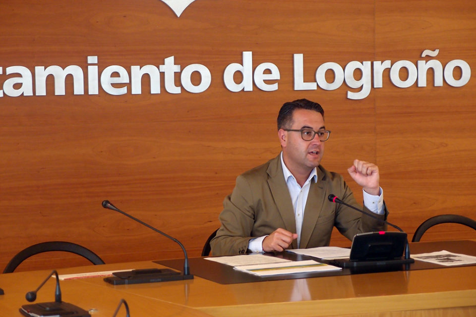 Javier Merino, portavoz del PP de Logroño, en rueda de prensa. / NR