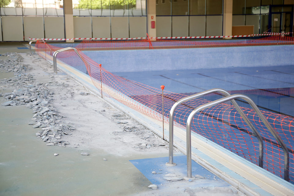 Los trabajos para levantar el pavimento de la zona de playas ya han comenzado. / Clara Larrea