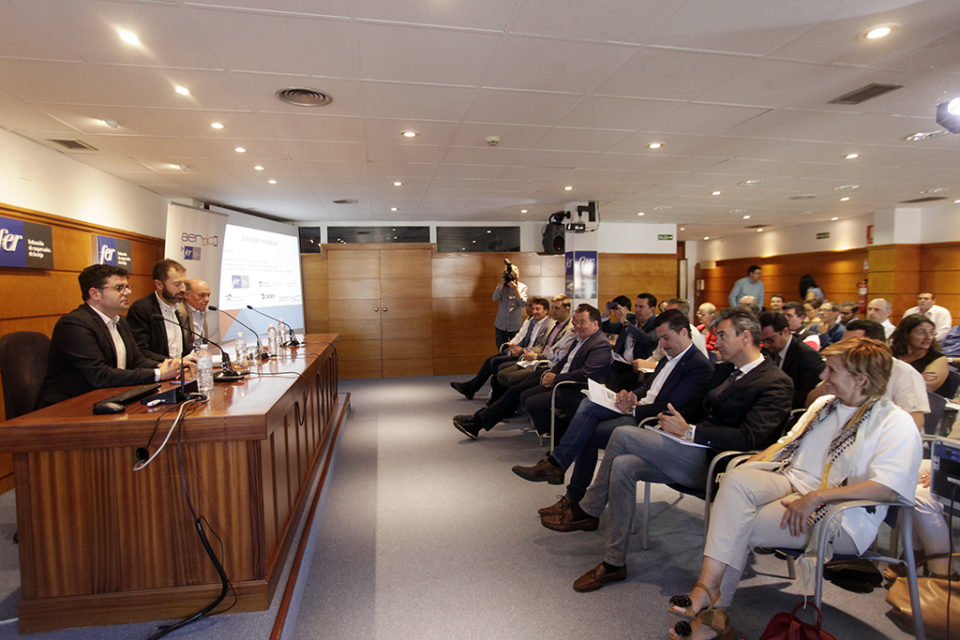 Sentados en la mesa, Alfonso Domínguez, José Luis Pancorbo y Jaime García-Calzada, durante la asamblea celebrada el lunes por la asociación AERTIC. / Ingrid
