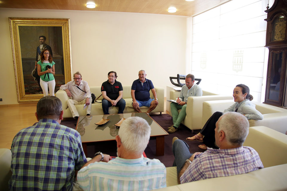 Reunión de la alcaldesa y el concejal Francisco Iglesias con representantes vecinales de la calle Milicias. /Clara Larrea