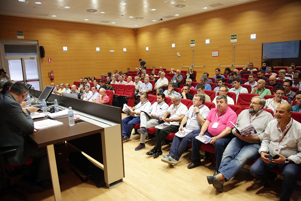 El fútbol riojano se reunió en Asamblea para sentar las bases de la próxima temporada. / CLARA LARREA
