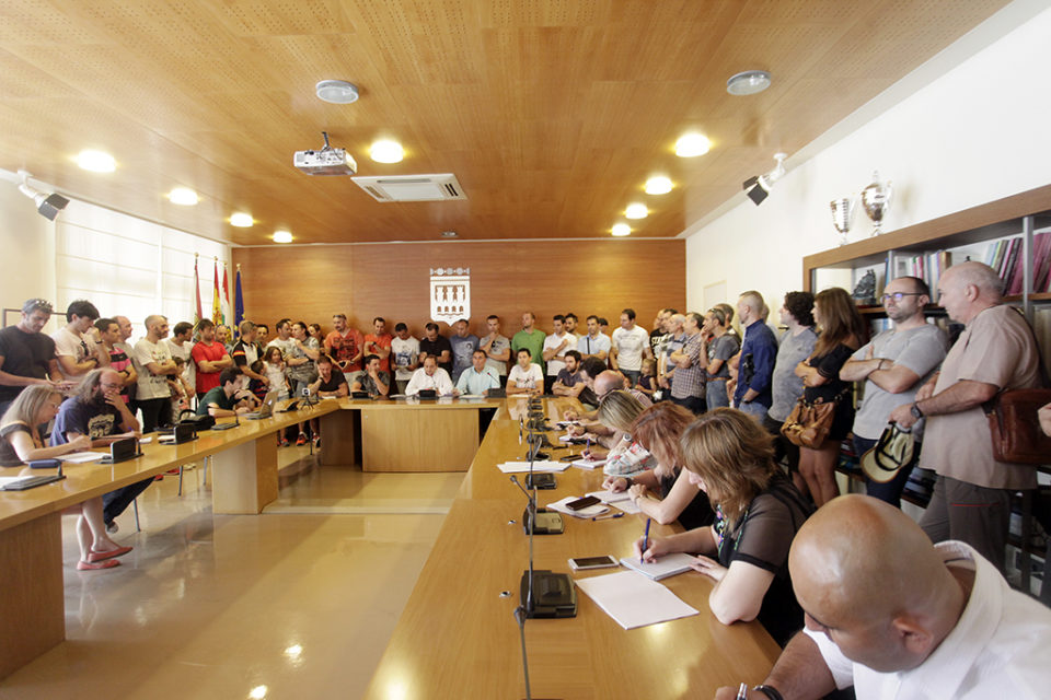 Aspecto de la rueda de prensa de los representantes de la Policía Local, acompañados por numerosos agentes. / Ingrid