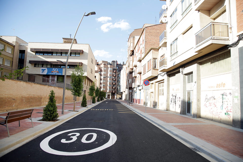 Primer tramo de la calle Vélez de Guevara que se ha remodelado este año. / Clara Larrea