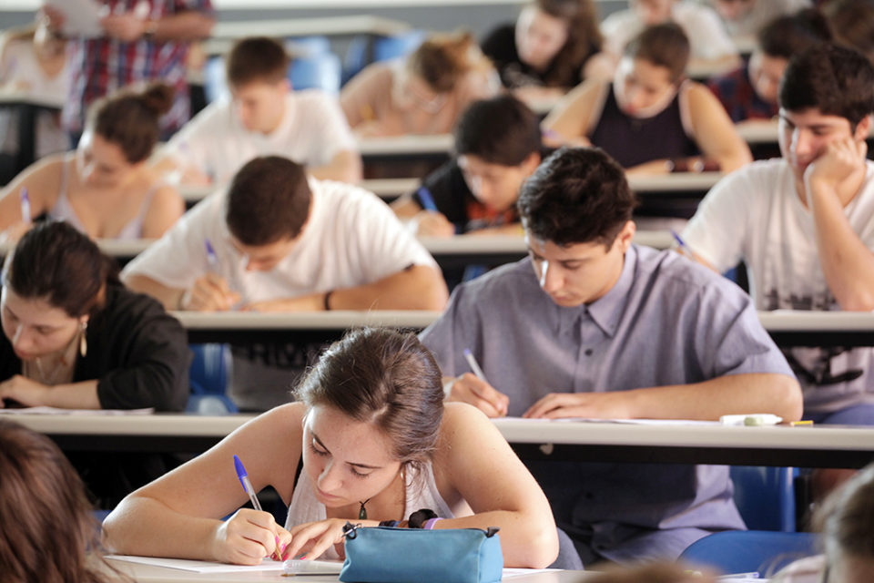 Un grupo de alumnos realiza el examen en un aula del edificio Quintiliano de la UR. / Ingrid