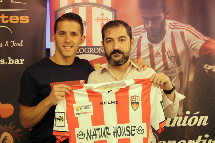 El extremo andaluz y la entidad blanquirroja apuntan al ‘play off’ en la presentación del primer fichaje para la 2017-18