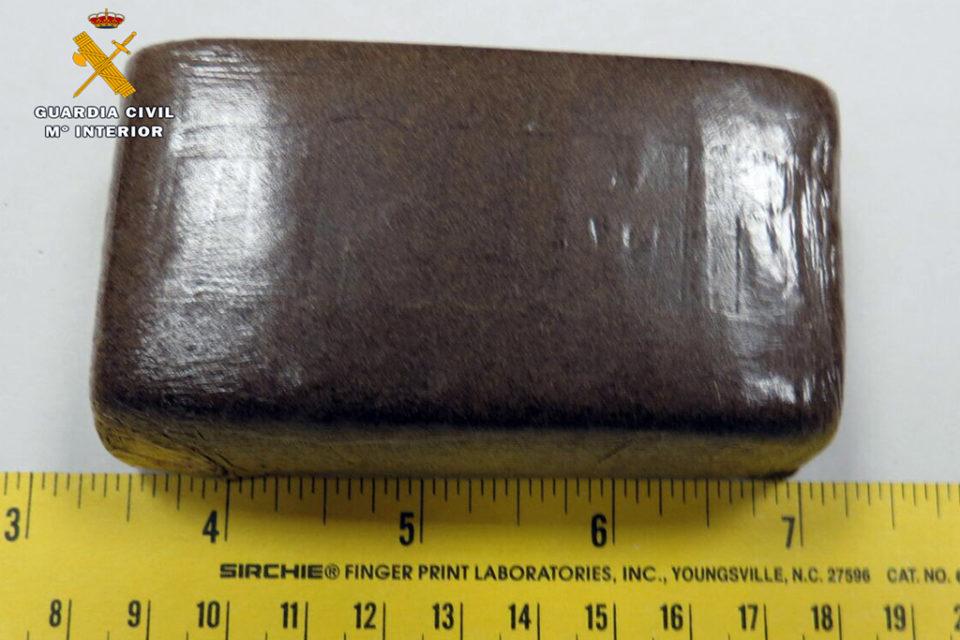 Piedra de hachís intervenida por la Guardia Civil. / Guardia Civil