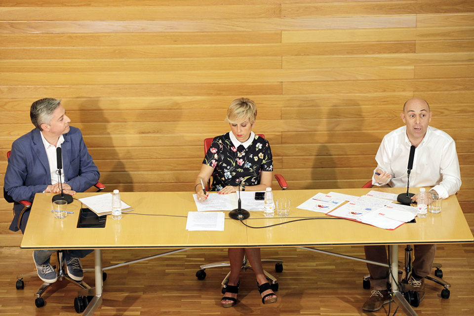 El debate entre los dos candidatos se desarrolló en la Casa de los Periodistas y estuvo moderado por la periodista Ana Castellanos. / Ingrid