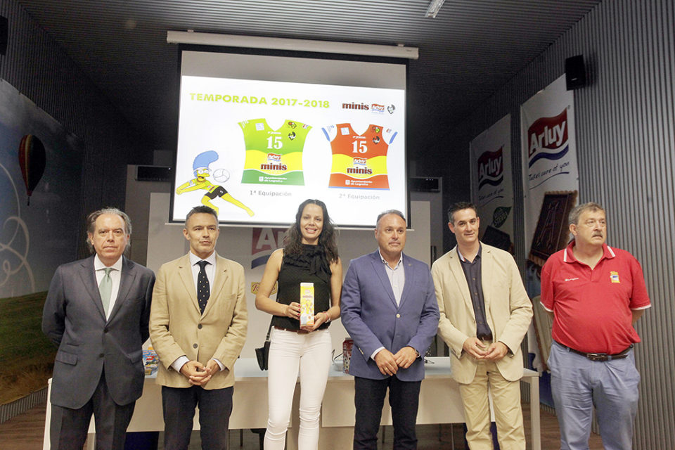 Arturo San Juan, Esther López, Conrado Escobar, Da Silva, Carlos Arratia y Diego Azcona, en la presentación del acuerdo de patrocinio con Arluy. / Ingrid