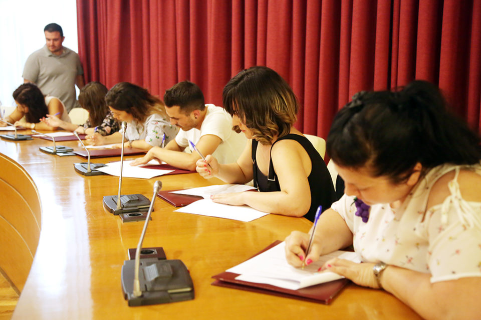 Los aspirantes a Vendimiadores, enfrascados en la prueba escrita efectuada ayer en el Salón de Plenos. /CLARA LARREA