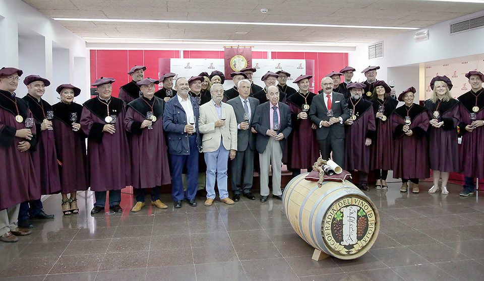 Foto de grupo de miembros del primer Consejo Regulador de la democracia, con representantes de la Cofradía, en el acto de homenaje. /Clara Larrea