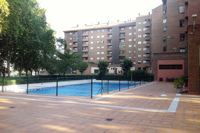Fallece un hombre de 63 años en una piscina de Logroño