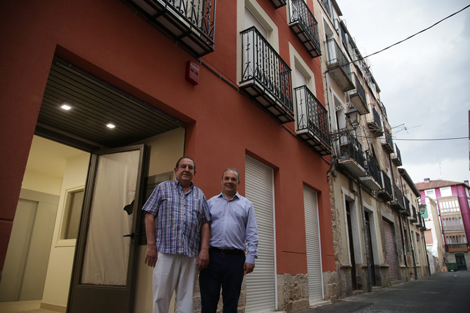 El presidente de Cocina Económica, a la izquierda de la imagen, junto al edificio que ha cedido ahora al Ayuntamiento de Logroño./ Clara Larrea