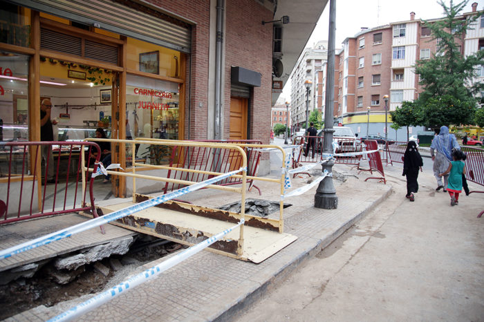 Un reventón en la calle Beratúa deja sin luz y agua a los vecinos