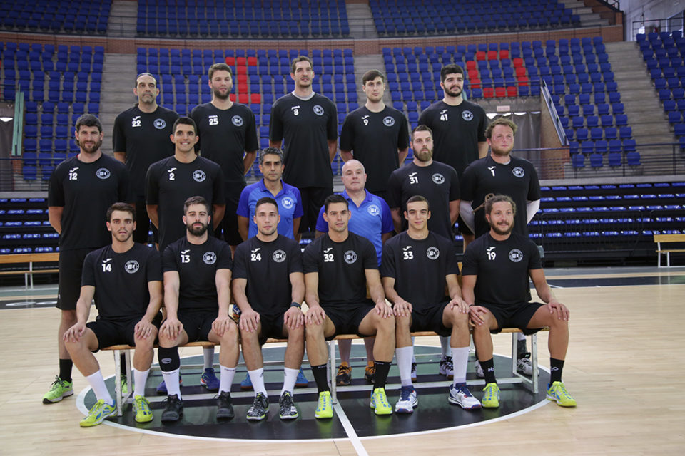Los catorce jugadores de la primera plantilla, junto con Eduardo Cadarso y el cuerpo técnico, antes de iniciar la pretemporada. / Clara Larrea
