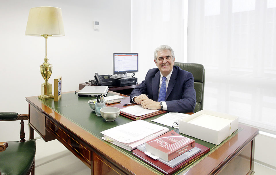 El presidente del TSJR, en su despacho del Palacio de Justicia. / Ingrid