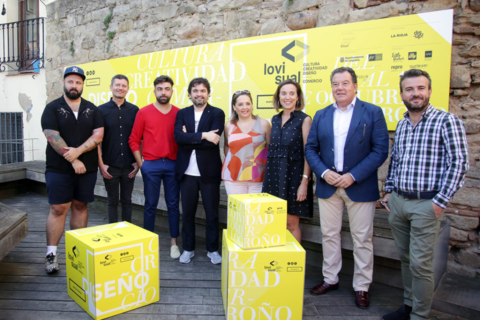La alcaldesa de Logroño y el gerente de la ADER, con miembros de la organización de Lovisual, en la presentación del festival, junto al Cubo del Revellín. /Clara Larrea