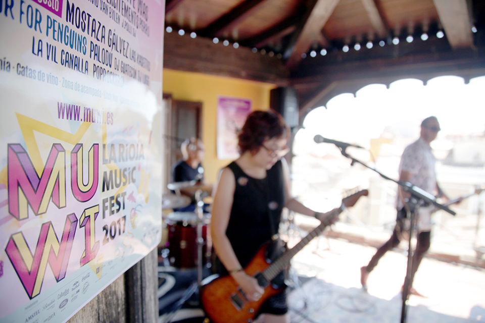 Actuación de Sonic Sisters en la presentación del cartel del festival, que ofrecerán un concierto el 24 de agosto en El Revellín. /Clara Larrea