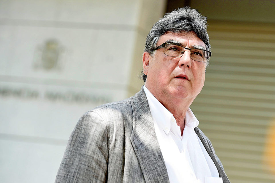 Jacinto Alonso, presidente de la Riojana de Fútbol, en las inmediaciones de la Audiencia Nacional. / FERNANDO VILLAR (EFE)