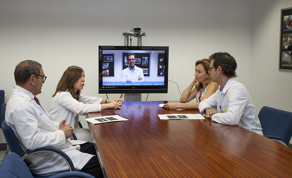 La consejera de Salud se ha reunido con profesionales sanitarios y ha presentado el estudio elaborado por Neurología del San Pedro. / NR