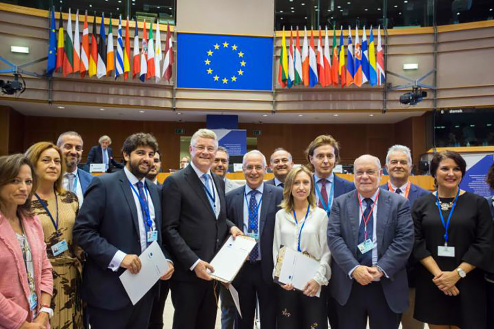José Ignacio Ceniceros y la consejera Begoña Martínez, con dirigentes comunitarios en el Parlamento europeo. / NR