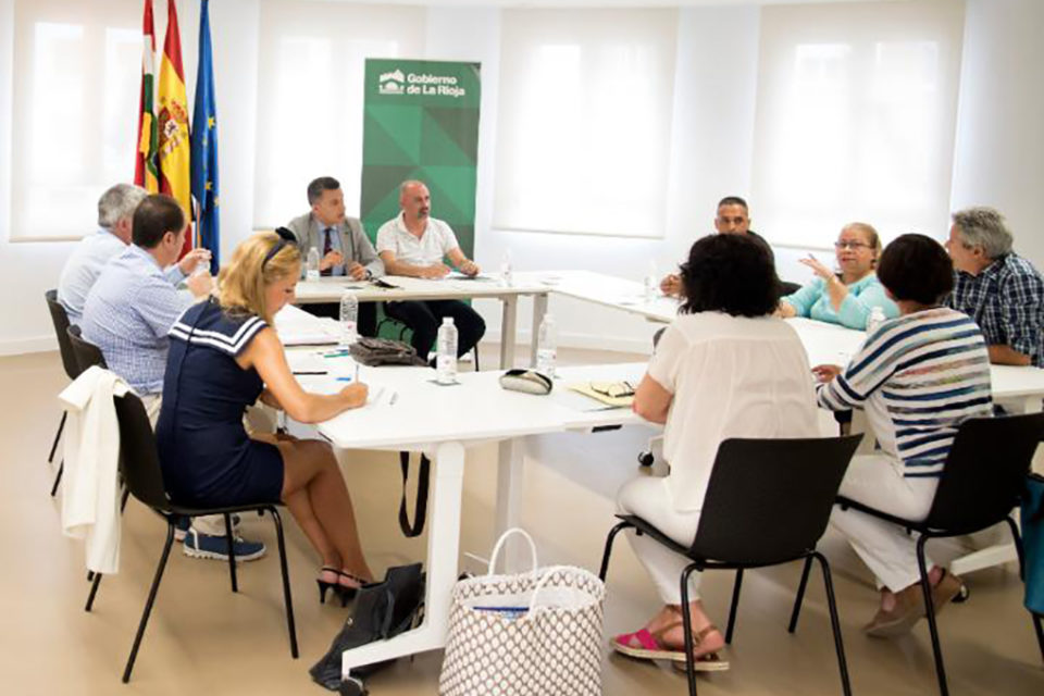 El consejero de Políticas Sociales, Familia, Igualdad y Justicia, Conrado Escobar, preside la primera reunión del Consejo Sectorial de Inmigración de La Rioja. / NR