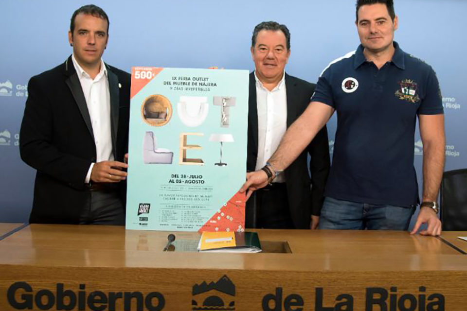 El gerente de la ADER, Javier Ureña; el alcalde de Nájera, Jonás Olarte, y el presidente de la Asociación del Mueble de Nájera, Sergio Díez, presentan la feria. / NR