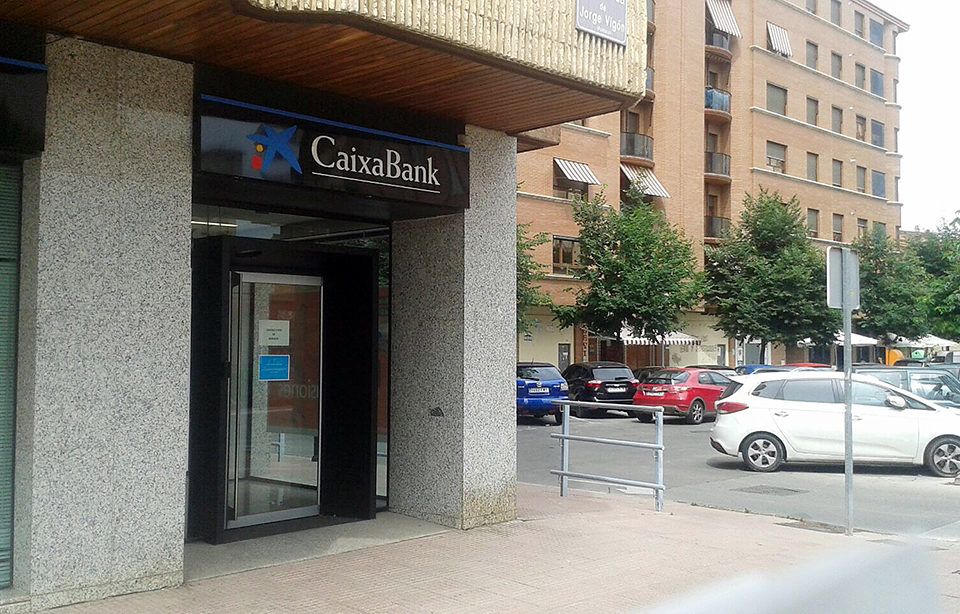Sucursal de CaixaBank en avenida Jorge Vigón, en una imagen de archivo. /NR