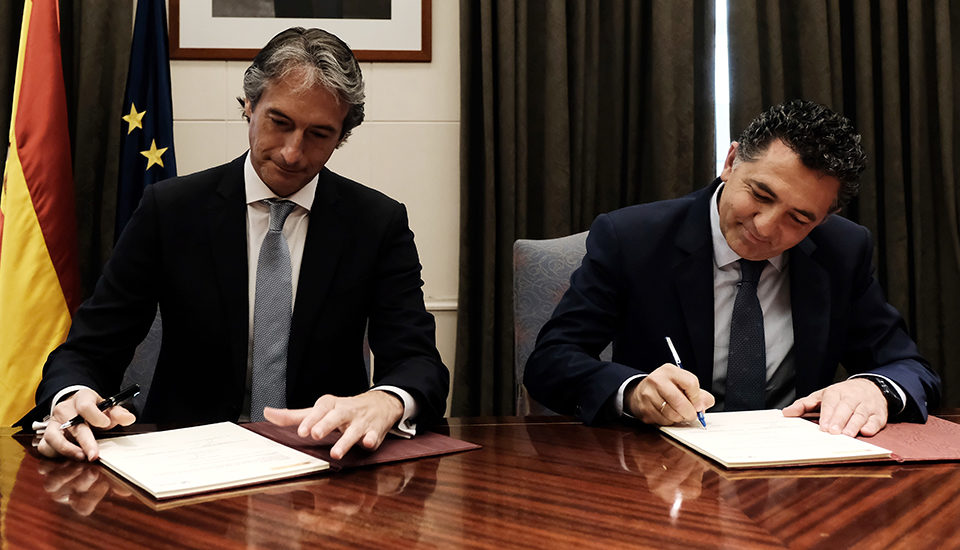 El ministro Íñigo de la Serna (izquierda) y el consejero riojano Carlos Cuevas, firman el acuerdo en Madrid. /NR