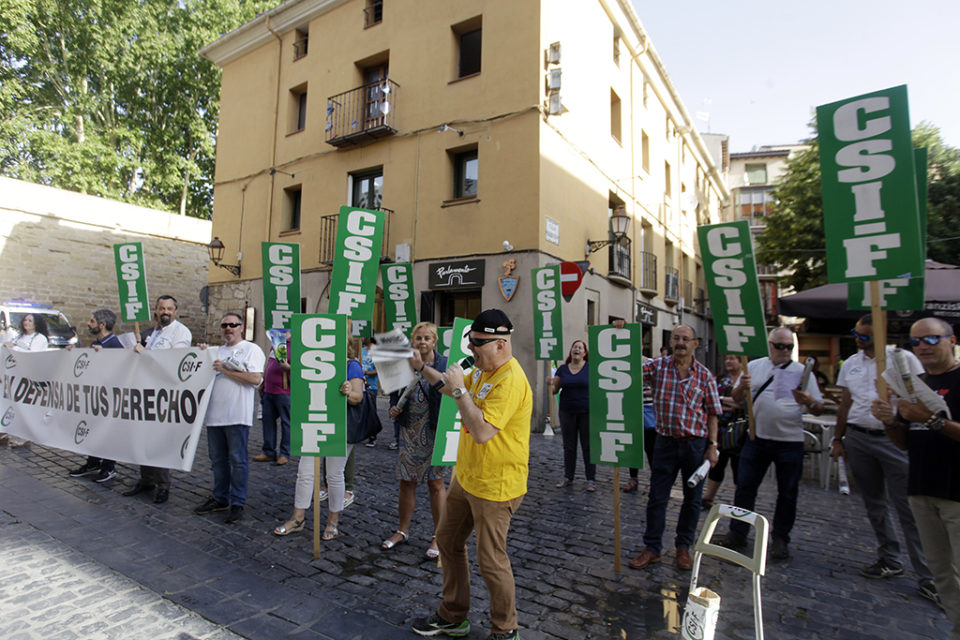Los representantes de CSIF cantan un rap reivindicativo. /INGRID