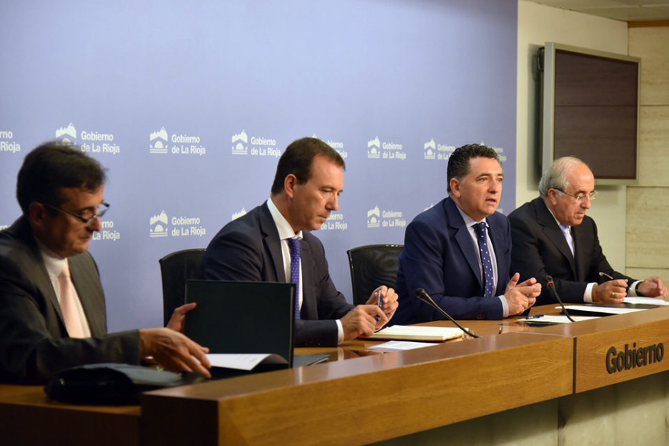 El consejero de Fomento (segundo por la derecha) detalla en rueda de prensa las novedades de la Hipoteca Joven. / NR