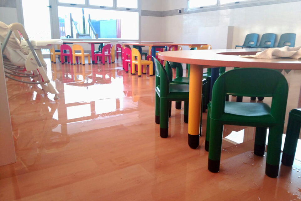 Aspecto que presentaba la guardería de Agoncillo el sábado, con el suelo lleno de agua. / NR