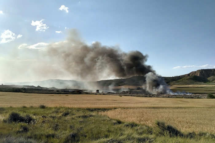 Arden restos de material industrial y basura en un vertedero de Arnedo