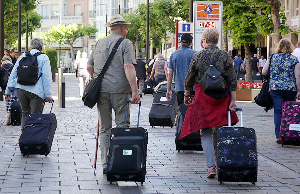 Un grupo de turistas pasea por el centro de Logroño. / Clara Larrea