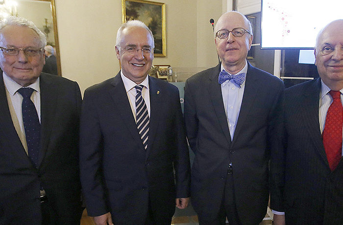 Ceniceros afirma en Chile que "en América el español se hizo universal"