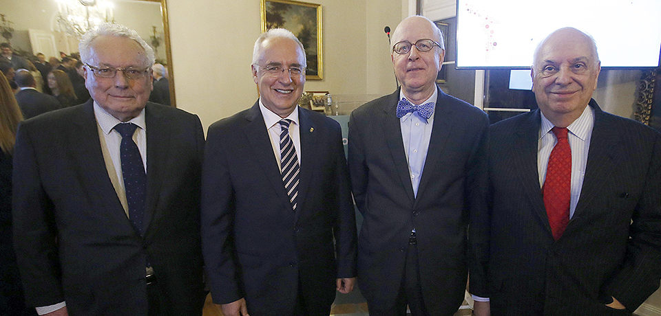 De izquierda a derecha, Cristian Zegers, director de El Mercurio; José Ignacio Ceniceros; Carlos Robles, embajador de España; y Alfredo Matus, director de la Academia Chilena de la Lengua. /Efe