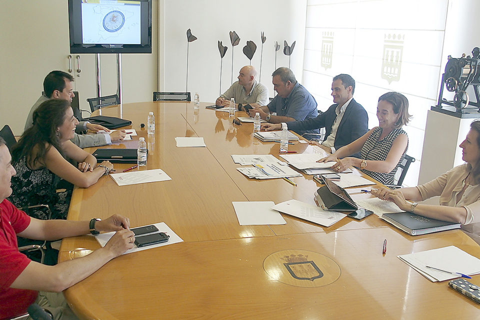 La alcaldesa, Cuca Gamarra, preside la reunión de coordinación creada al amparo del Plan Estratégico Nacional de Lucha contra la Radicalización Violenta. / NR